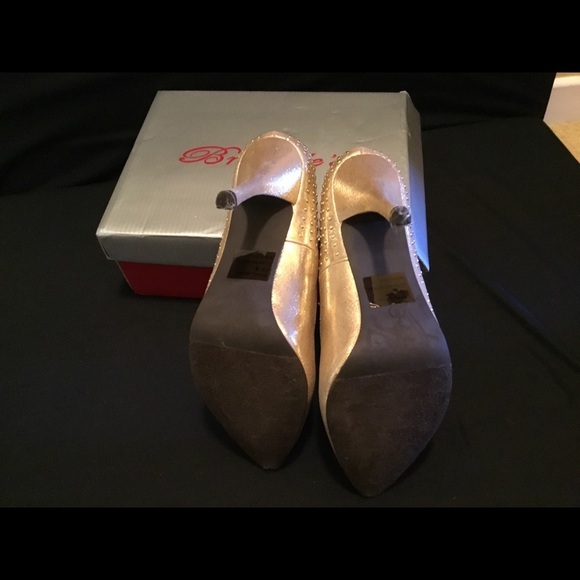 Breckelle’s Holly gold metallic pumps 🔴 - Picture 6 of 8